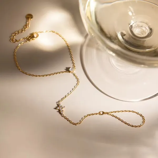 Sparkling_Hand_Chain_Bracelet__Bracelet__gold_Stainless_steel
