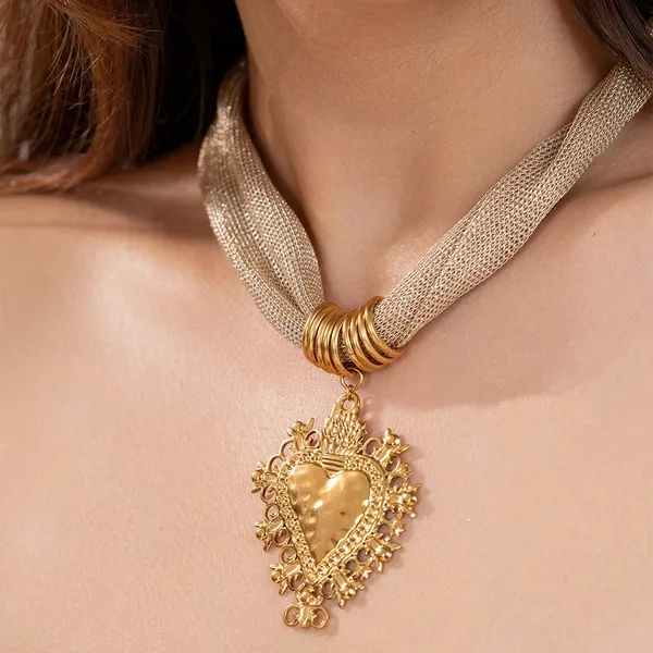Golden_Heart_Medallion_Necklace__Necklace_gold_Stainless_steel
