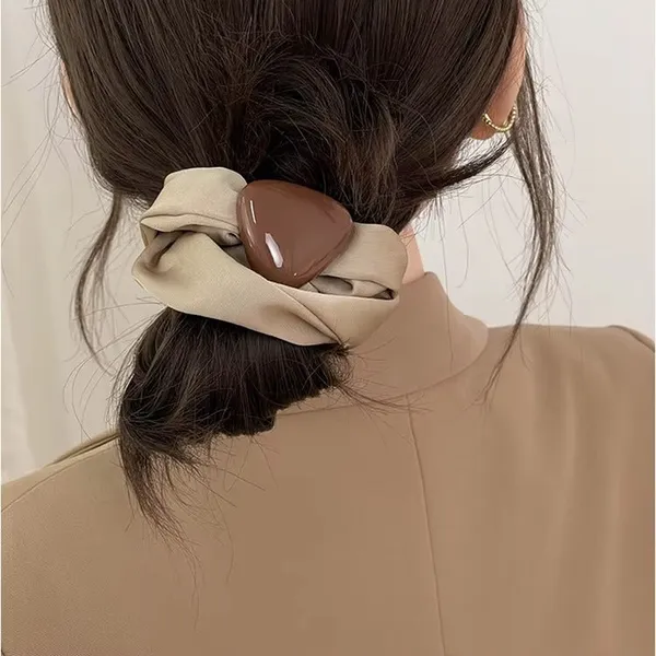 Luna_Scrunchie_Beige_Scrunchie__Beige_silk