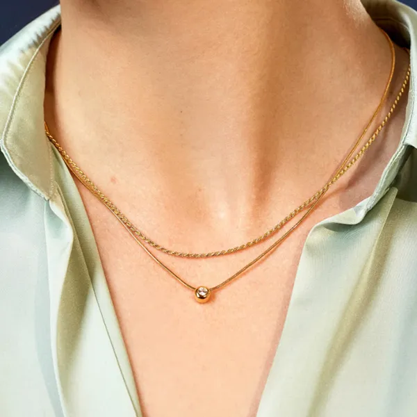 Solitaire_Gleam_Necklace__Necklace_gold_Stainless_steel