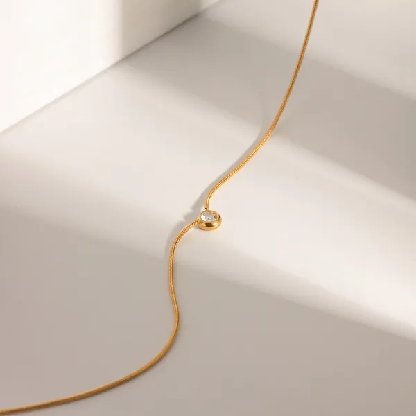 Solitaire_Gleam_Necklace__Necklace_gold_Stainless_steel