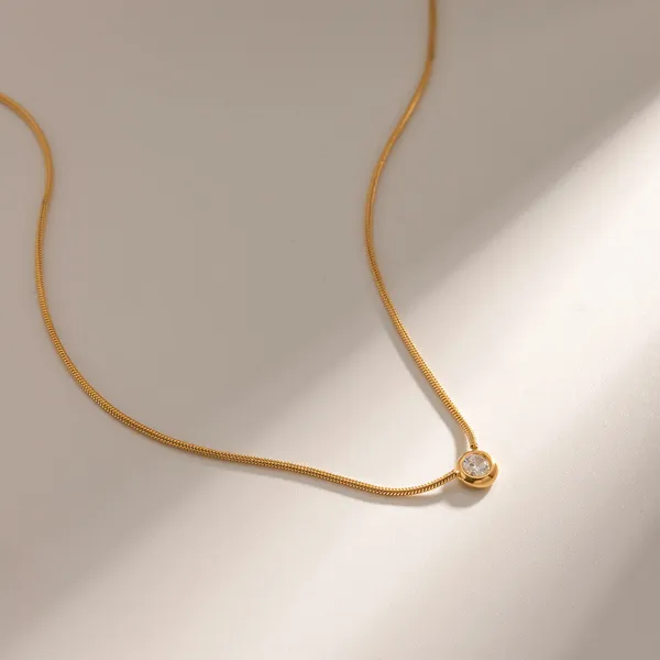 Solitaire_Gleam_Necklace__Necklace_gold_Stainless_steel