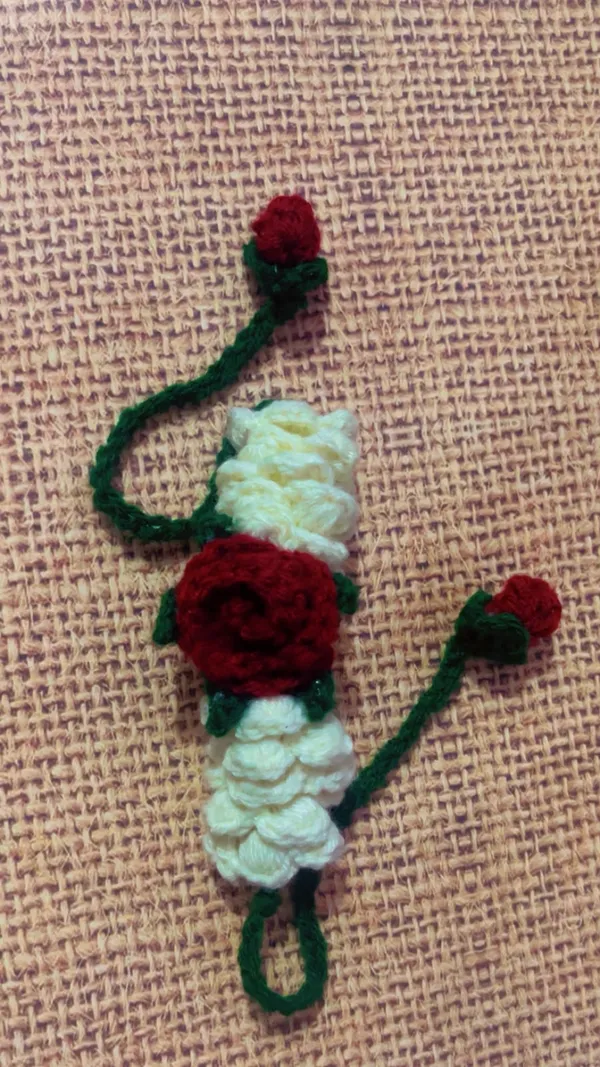 Red_And_White_And_Green_Crochet_Yarn_Gajra_Bracelet_For_Women,_Traditional_Wear,_Daily_Wear