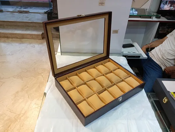 Wooden_18-Slot_Watch_Organizer_Box_With_Glass_Lid