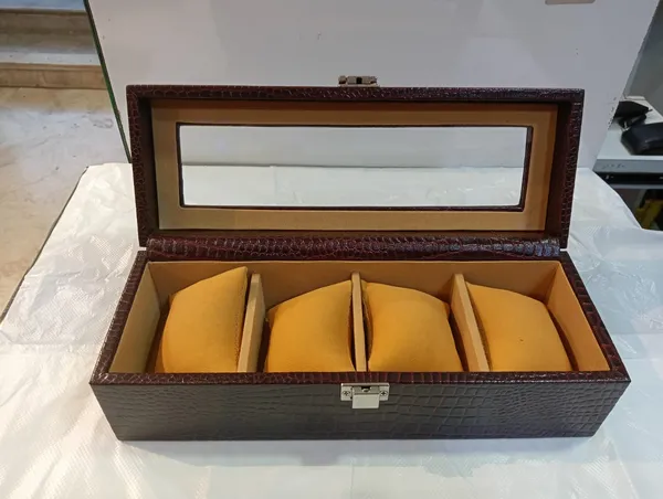 Leather_Crocodile_Textured_Watch_Storage_Box
