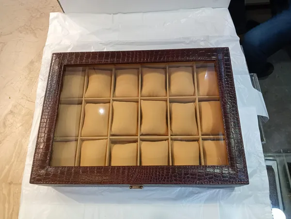 Wooden_18-Slot_Watch_Organizer_Box_With_Glass_Lid