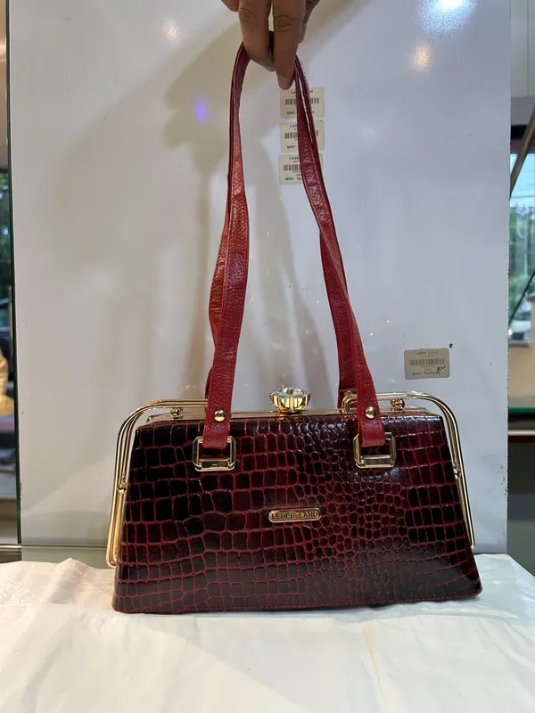 Burgundy_Textured_Structured_Handbag_for_Women
