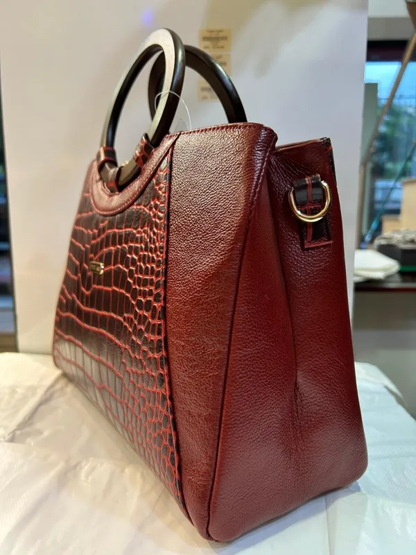 Maroon_Textured_Leather_Structured_Handbag_For_Women