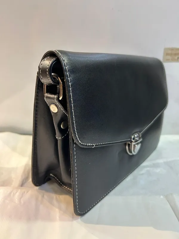 Black_Leather_Structured_Flap_Shoulder_Bag_For_Women