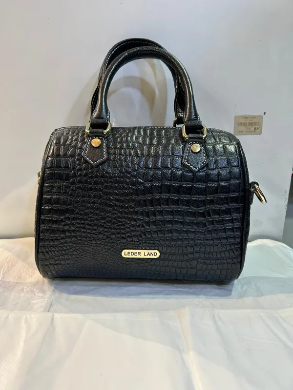Black_Textured_Structured_Handbag_for_Women