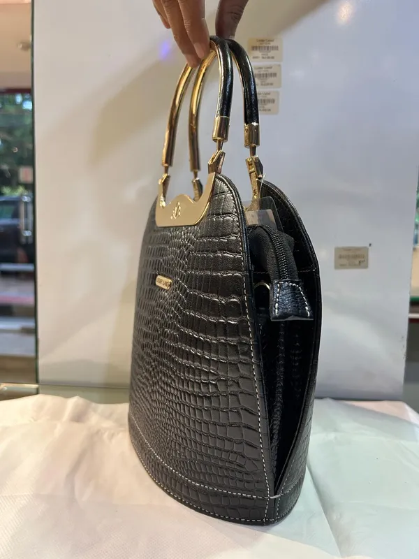 Black_Genuine_Leather_Structured_Handbag_for_Women