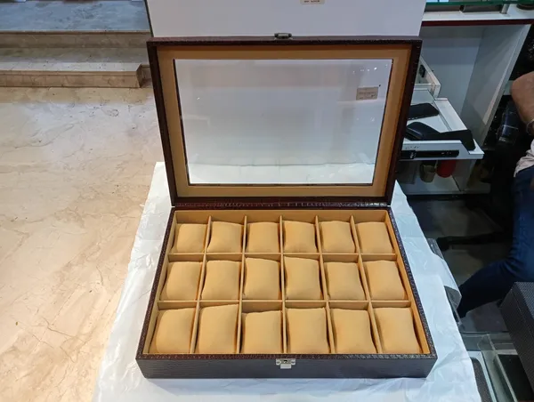Wooden_18-Slot_Watch_Organizer_Box_With_Glass_Lid