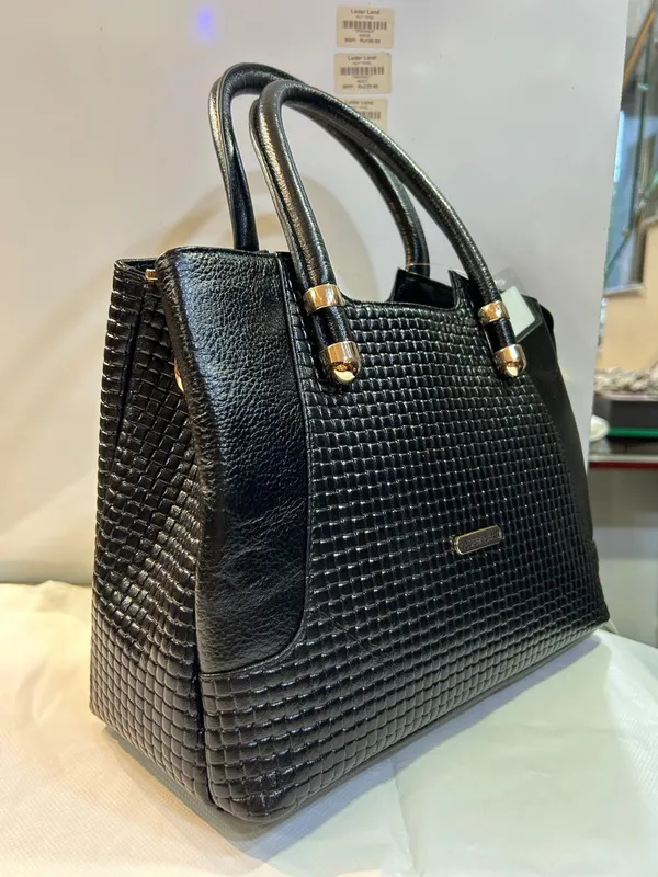 Black_Textured_Structured_Handbag_for_Women