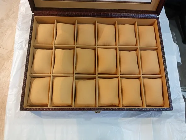 Wooden_18-Slot_Watch_Organizer_Box_With_Glass_Lid