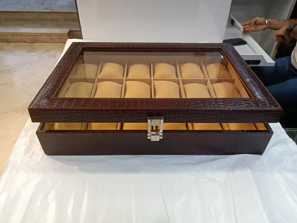 Wooden_18-Slot_Watch_Organizer_Box_With_Glass_Lid