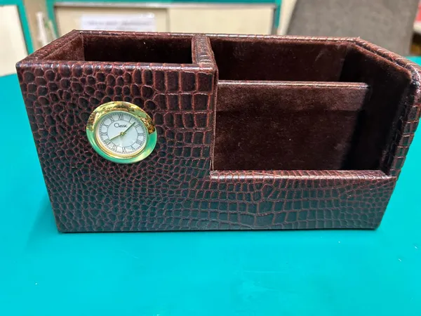 Leather_Crocodile_Pattern_Desk_Organizer_With_Clock
