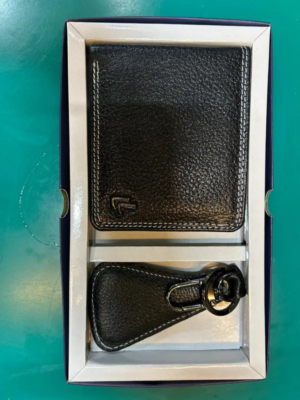 Black_Leather_Textured_Wallet_And_Keychain_Set_For_Men