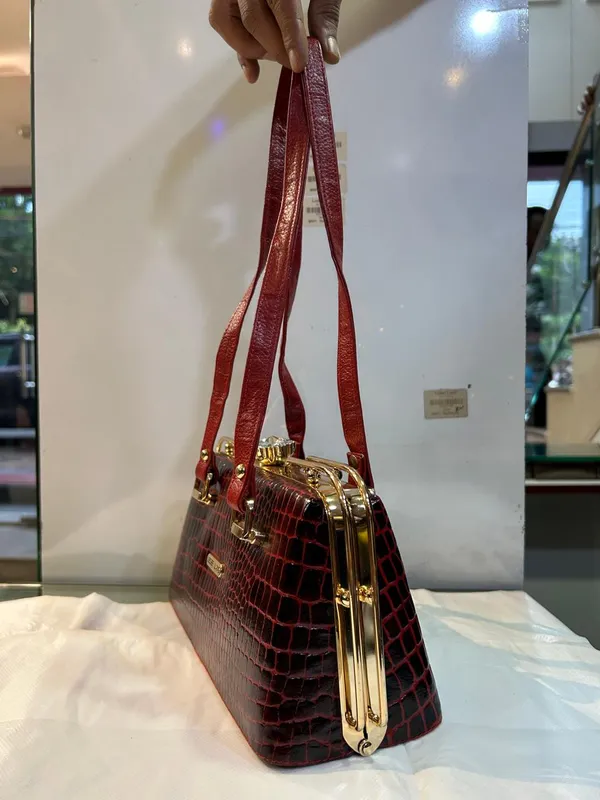 Burgundy_Textured_Structured_Handbag_for_Women