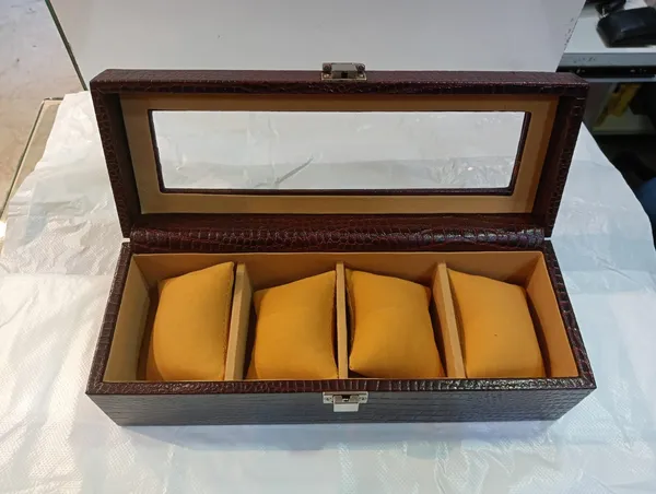 Leather_Crocodile_Textured_Watch_Storage_Box