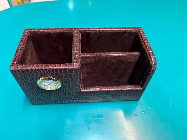 Leather_Crocodile_Pattern_Desk_Organizer_With_Clock