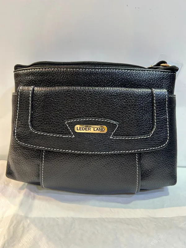 Black_Leather_Textured_Handbag_For_Women