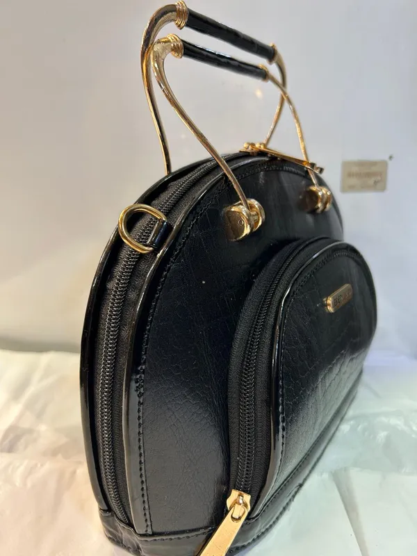 Black_Leather_Structured_Handbag_For_Women