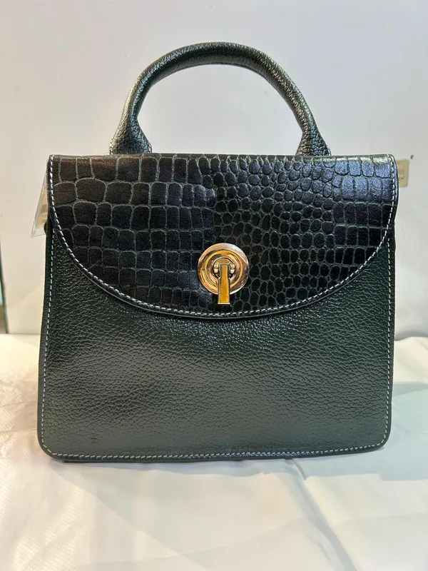 Black_Textured_Structured_Handbag_for_Women