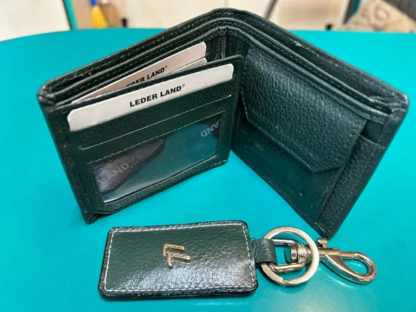 Black_Leather_Bi-Fold_Wallet_And_Keychain_Set_For_Men