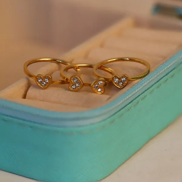 Gold_Alloy_Crystal_Heart_Motif_Ring_Set_For_Women
