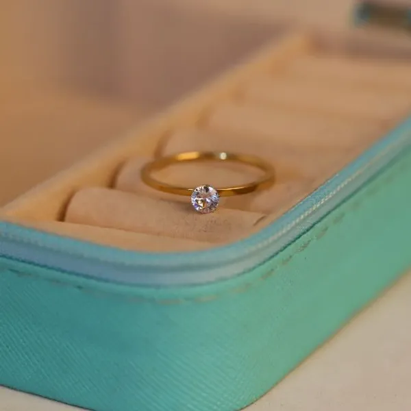 Gold_Alloy_Solitaire_Ring_For_Women