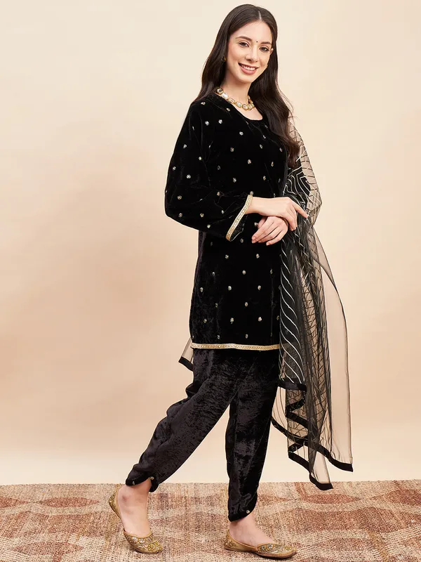 Black_Velvet_Embellished_Salwar_Suit_Set_for_Women