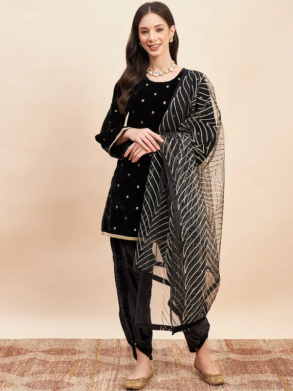 Black_Velvet_Embellished_Salwar_Suit_Set_for_Women
