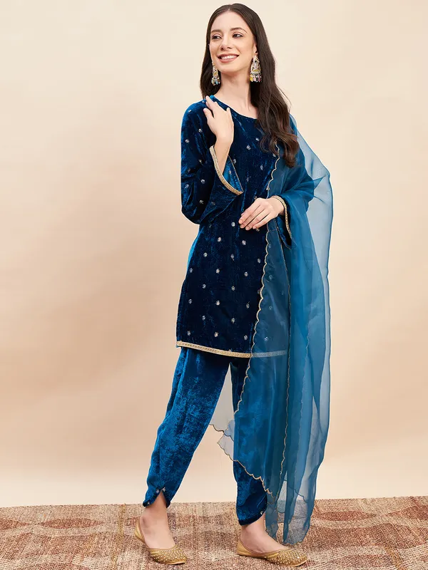 Blue_Velvet_Embroidered_Suit_Set_for_Women