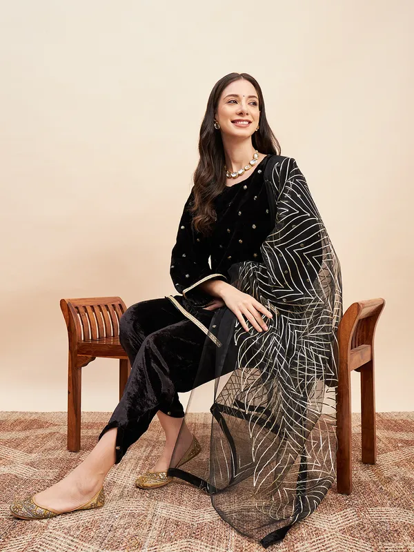 Black_Velvet_Embellished_Salwar_Suit_Set_for_Women