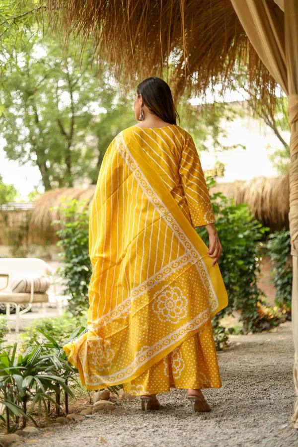 Yellow_Cotton-Silk_Straight_Floral_Printed_Kurta_Set_For_Women