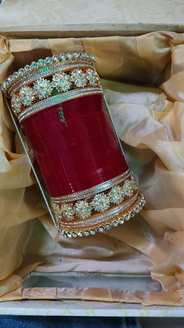 Red_Embellished_Traditional_Bangle_for_Women