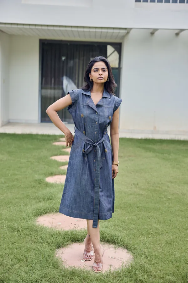 Blue_Denim_Sleeveless_Belted_Shirt_Dress_For_Women