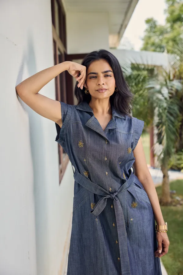 Blue_Denim_Sleeveless_Belted_Shirt_Dress_For_Women