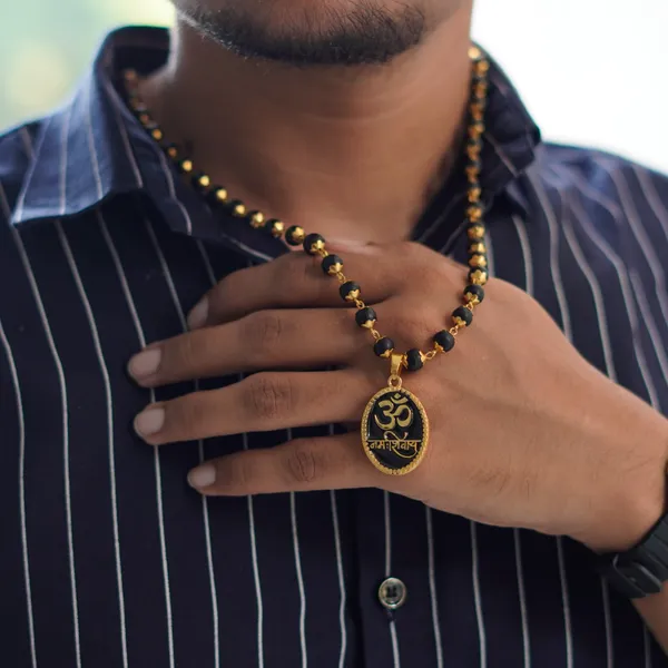 Karungali_Black_Bead_Om_Pendant_Mala_for_Men