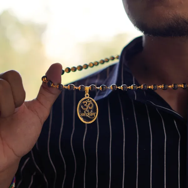 Karungali_Black_Bead_Om_Pendant_Mala_for_Men