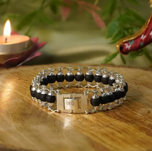 Karungali_Black_Beaded_Silver_Bracelet_for_Men