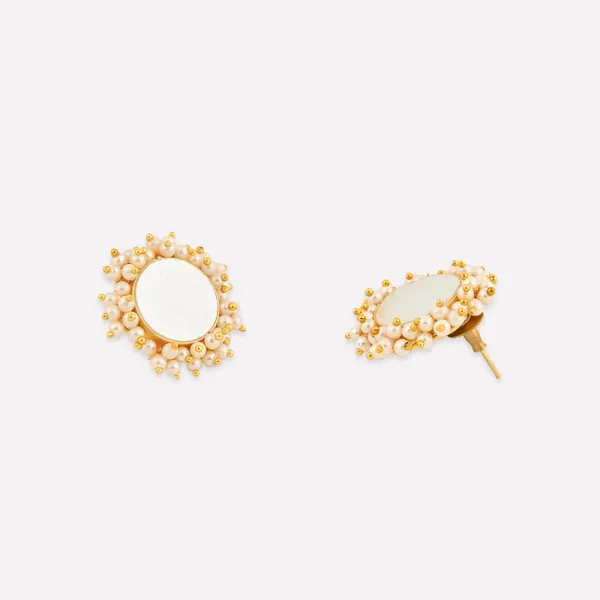Prizetaa_Brass_Gold_Plated_Artificial_Stone_Studded_With_Pearl_Round_Floral_Stud_Earrings