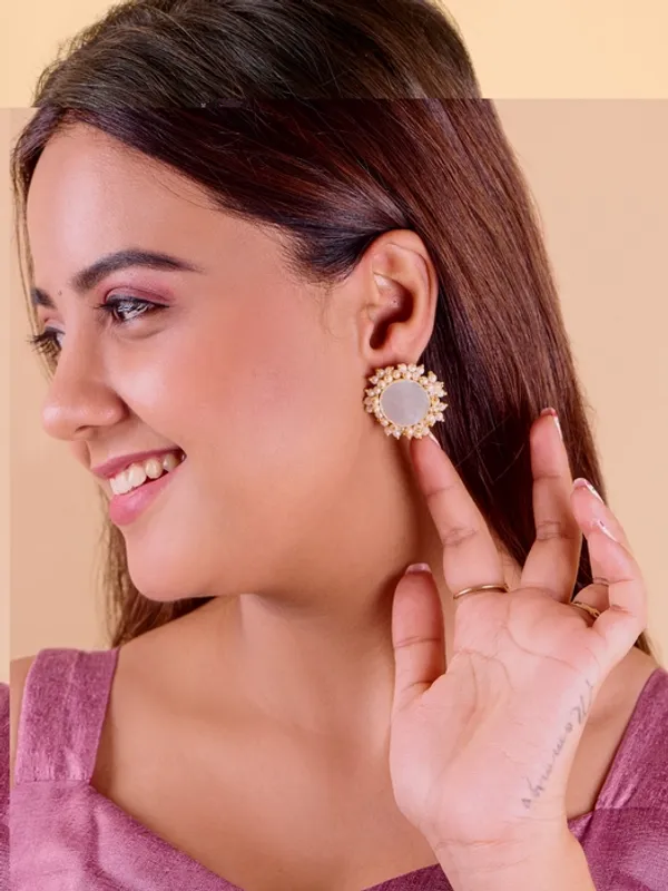Prizetaa_Brass_Gold_Plated_Artificial_Stone_Studded_With_Pearl_Round_Floral_Stud_Earrings