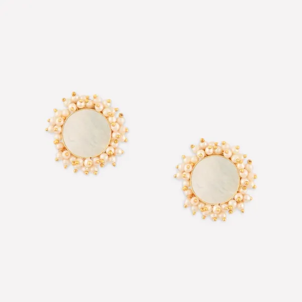 Prizetaa_Brass_Gold_Plated_Artificial_Stone_Studded_With_Pearl_Round_Floral_Stud_Earrings