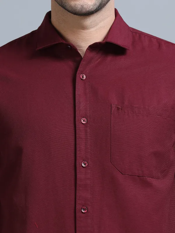 Tom_Mackler_Men_Solid_Casual_Maroon_Shirt