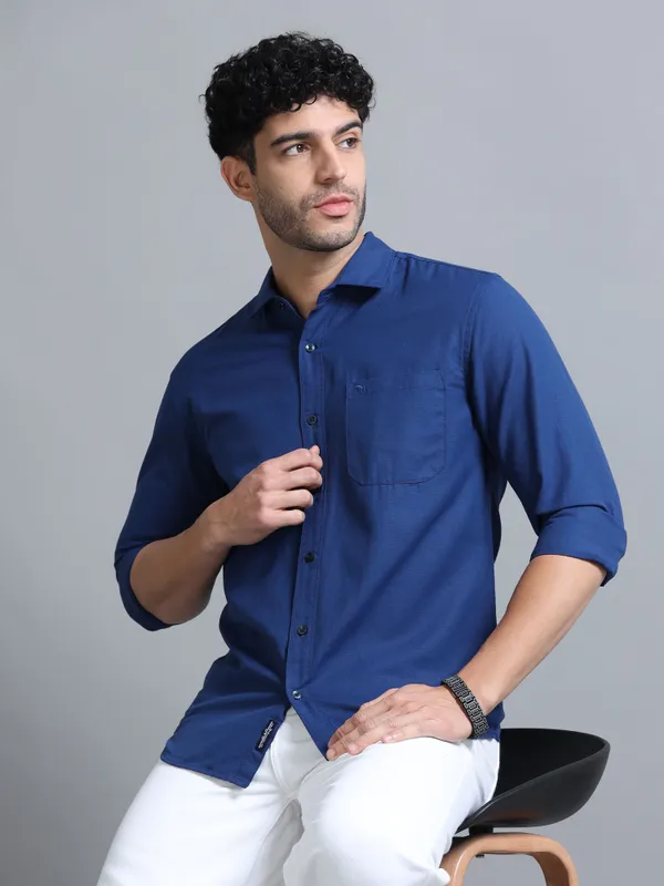 Tom_Mackler_Men_Solid_Casual_Blue_Shirt