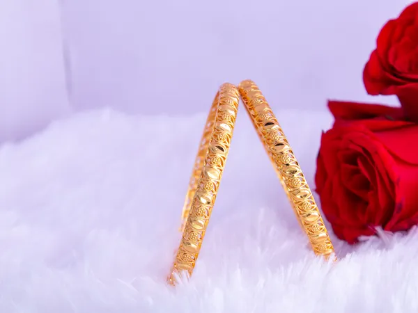 Gold_Metal_Floral_Pattern_Bangles_For_Women