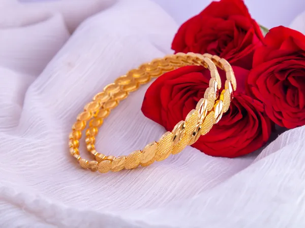 Gold_Metal_Linked_Textured_Patterned_Bangles_For_Women