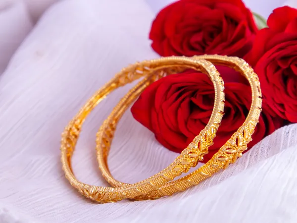 Gold_Metal_Leaf_Motif_Ornamental_Bangles_For_Women