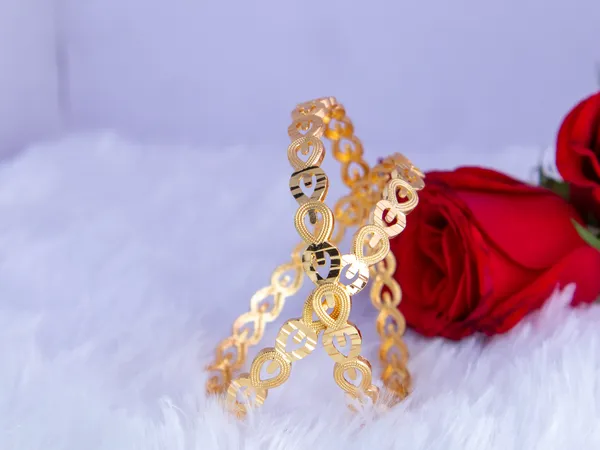 Gold_Metal_Oval_Infinity_Link_Patterned_Bangles_For_Women